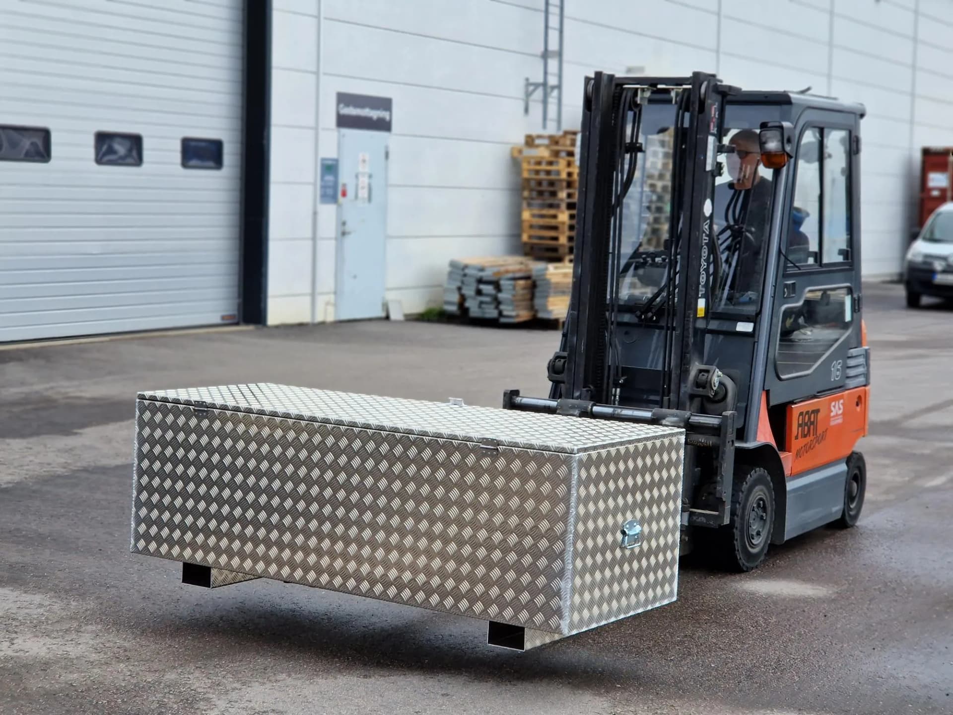 Specialtillverkad förvaringslåda i aluminiumdurkplåt lyfts med truck utanför ABAT